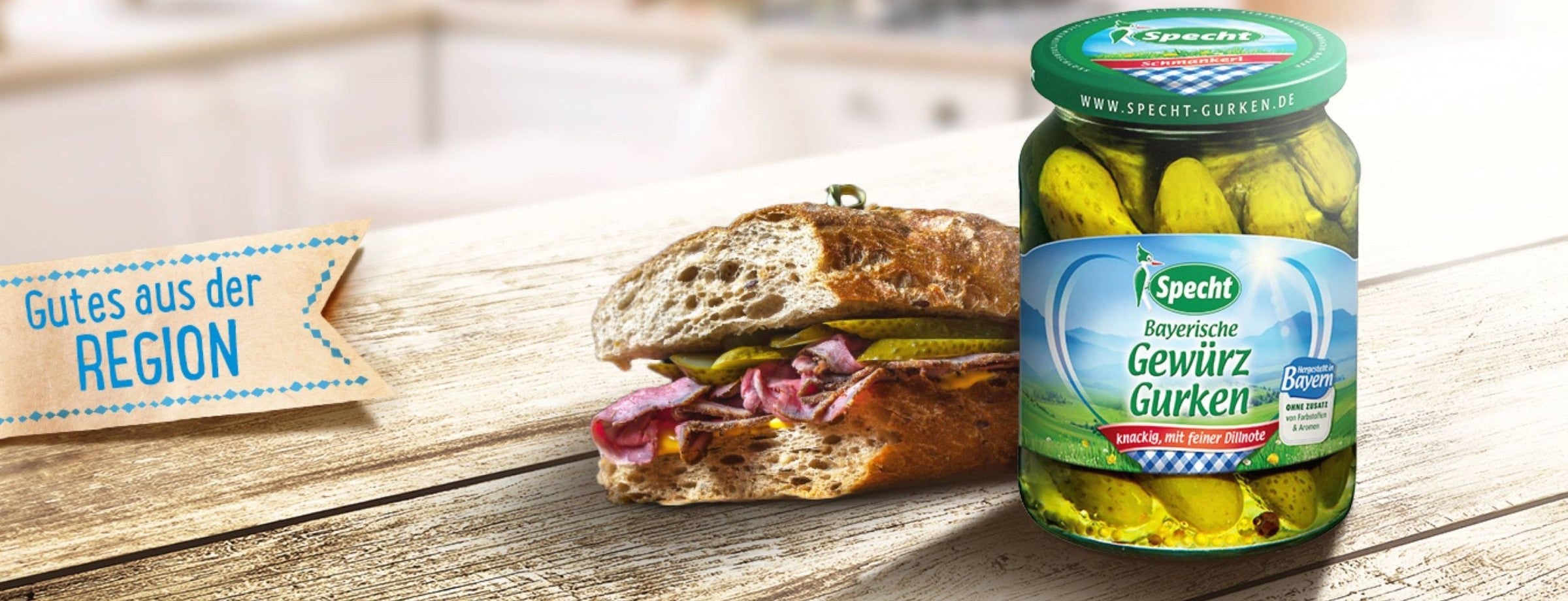 Ein Pastrami Sandwich mit eingelegten Gurken von Specht